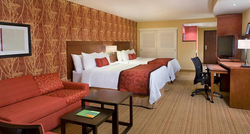 מלון Courtyard By Marriott Calgary Airport מראה חיצוני תמונה