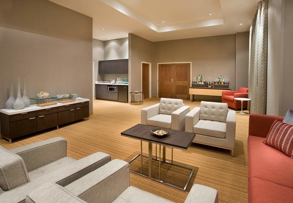 מלון Courtyard By Marriott Calgary Airport מראה חיצוני תמונה