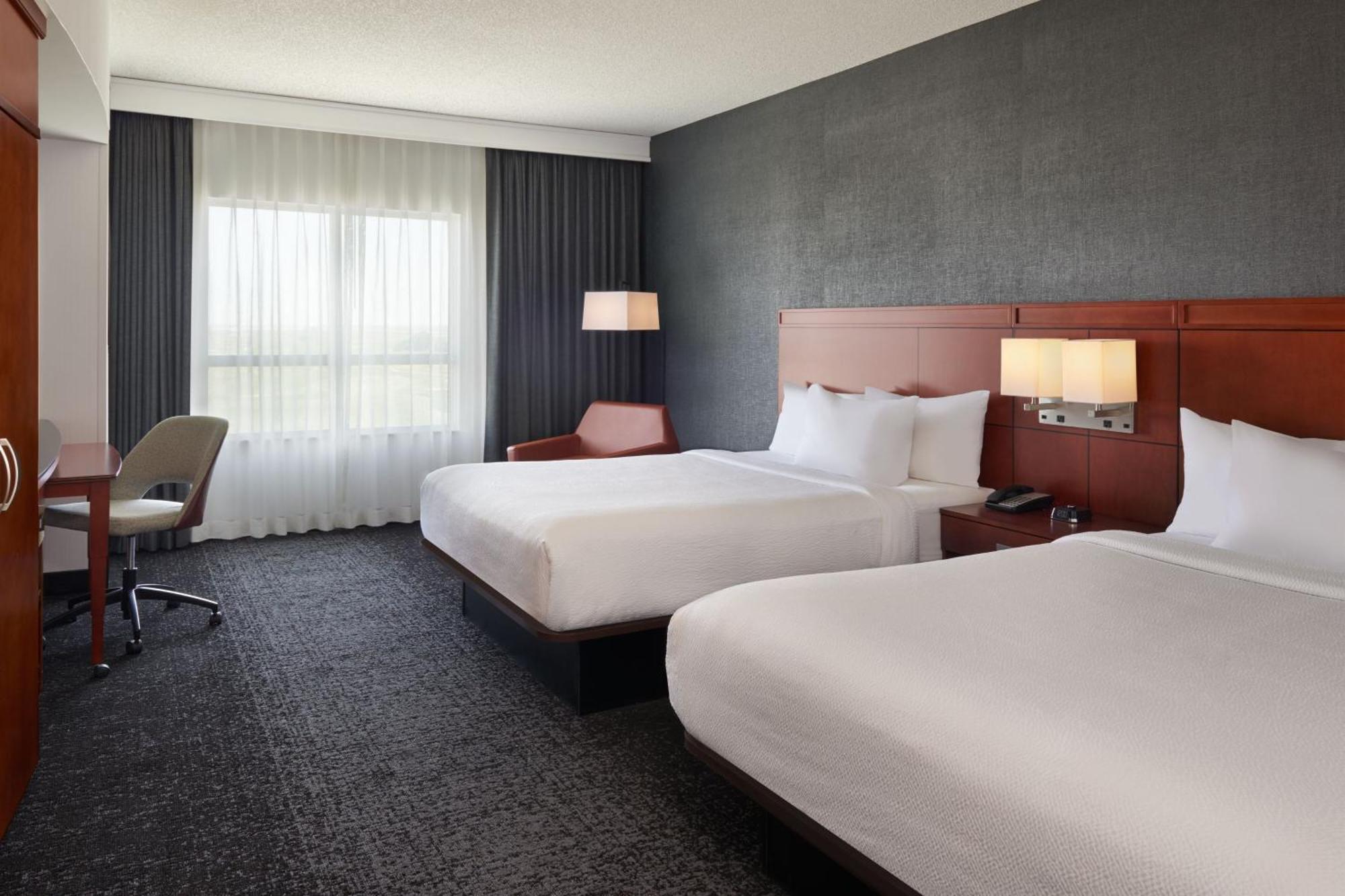 מלון Courtyard By Marriott Calgary Airport מראה חיצוני תמונה