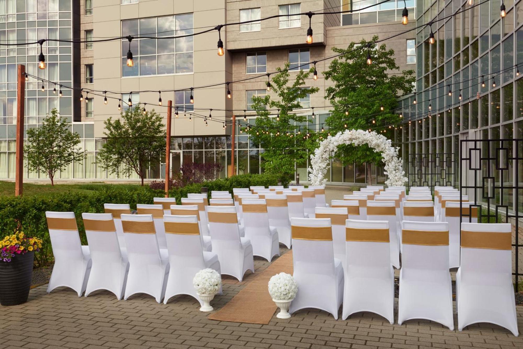 מלון Courtyard By Marriott Calgary Airport מראה חיצוני תמונה