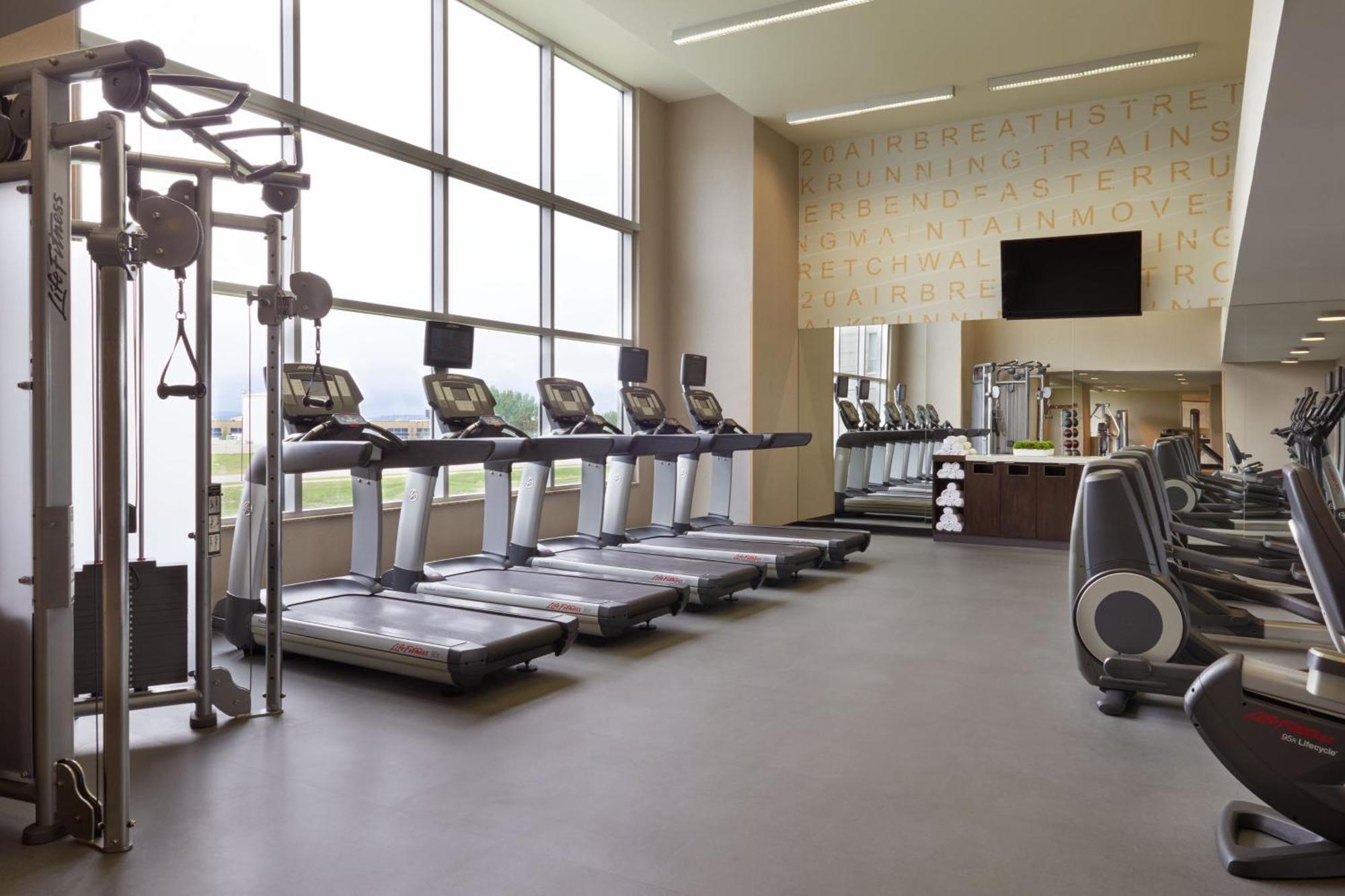 מלון Courtyard By Marriott Calgary Airport מראה חיצוני תמונה