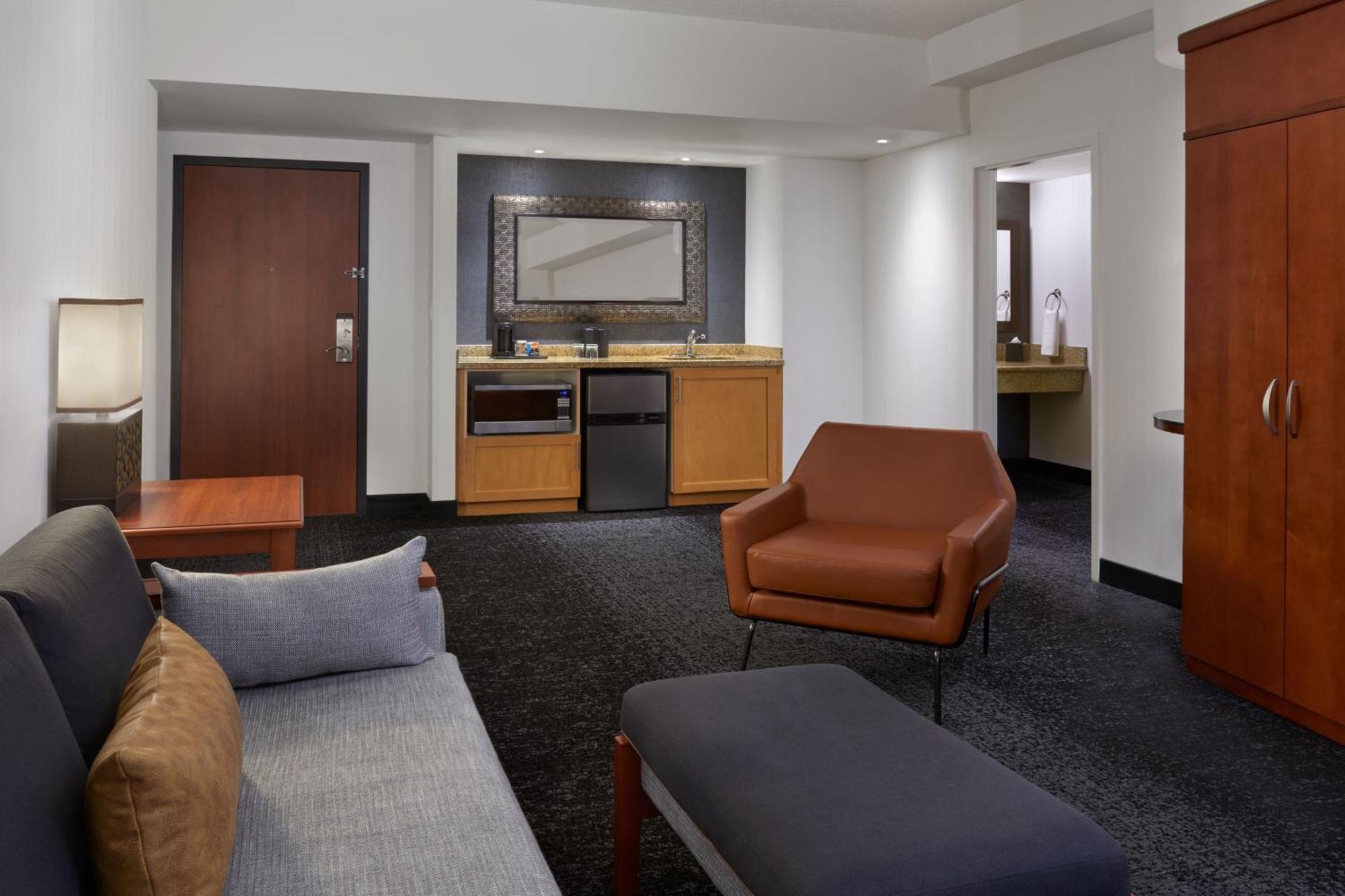 מלון Courtyard By Marriott Calgary Airport מראה חיצוני תמונה