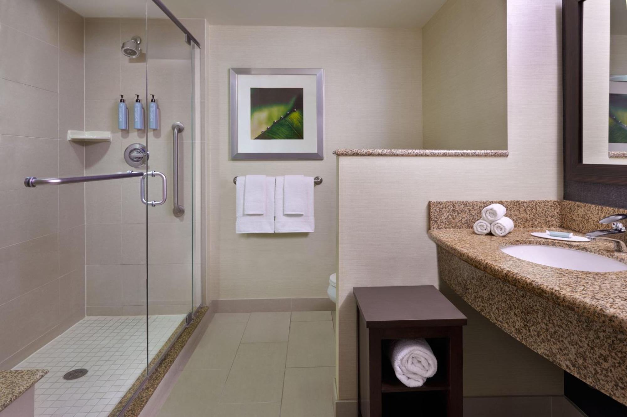 מלון Courtyard By Marriott Calgary Airport מראה חיצוני תמונה