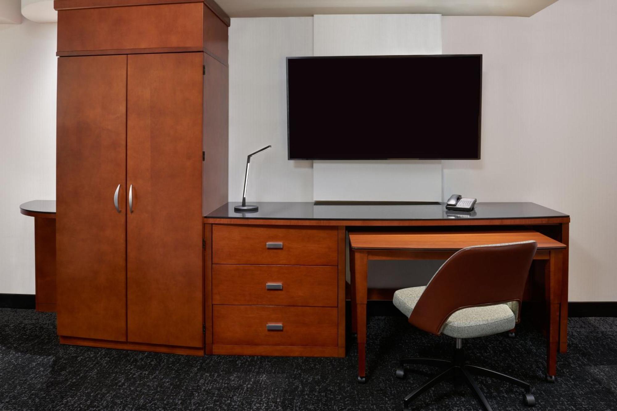 מלון Courtyard By Marriott Calgary Airport מראה חיצוני תמונה