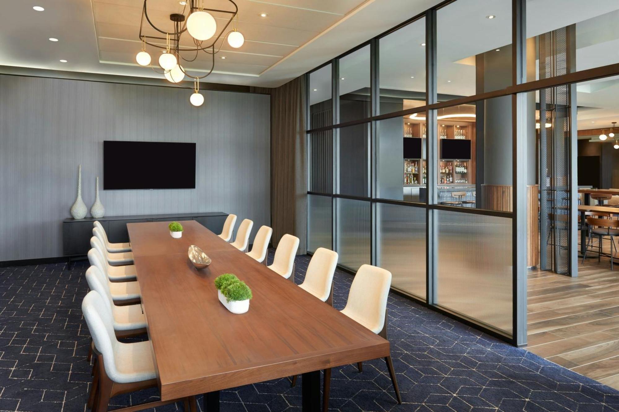 מלון Courtyard By Marriott Calgary Airport מראה חיצוני תמונה