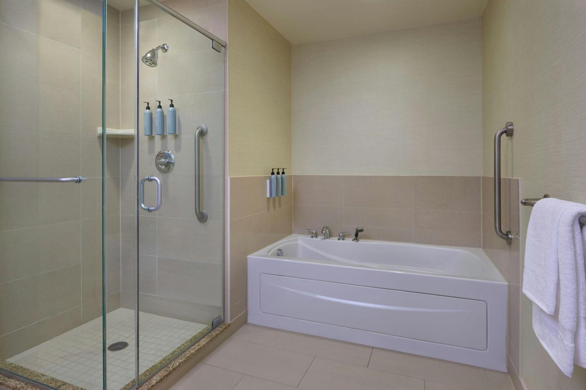 מלון Courtyard By Marriott Calgary Airport מראה חיצוני תמונה